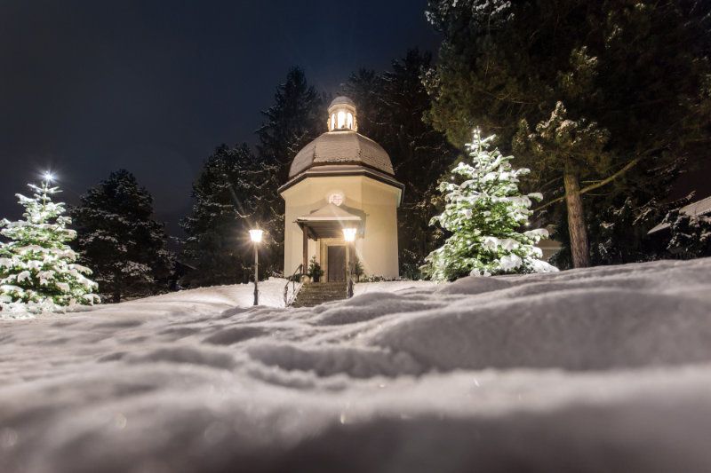 wintertraum-stille-nacht-SalzburgerLand-Tourismus-Stille-Nacht-Kapelle-Oberndorf.jpg
