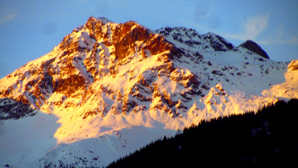 02_hotel_umliegende_berge_letztesonn_20190120-174746_1.jpg