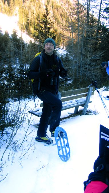 Matthias, der Nationalpark-Ranger, erklärt die Vorzüge der Zirbenkiefer