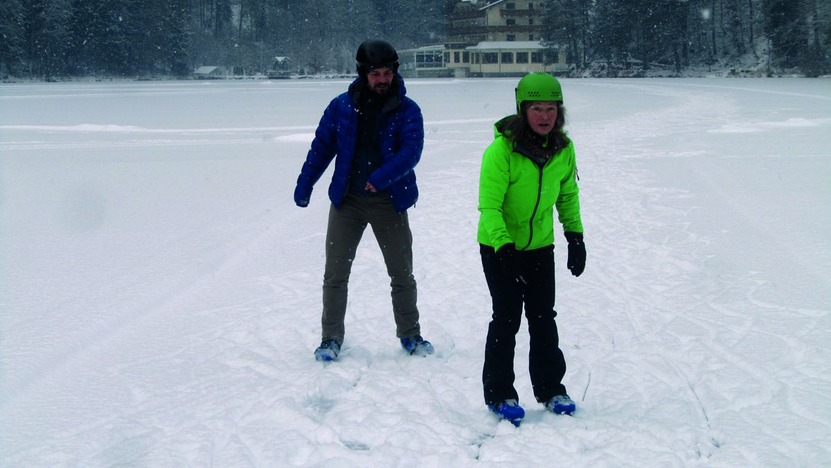 Zwei Eisschnellläufer, die Runde um Runde auf dem Tristacher See genießen