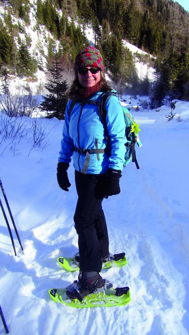 Nina strahlt dank ihrer neuen Scarpa-Schuhen bei der Schneeschuhwanderung