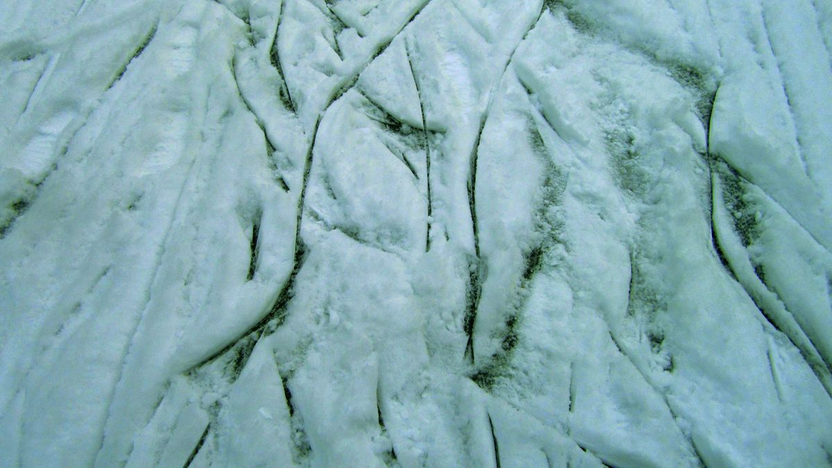Spuren nach dem Schneeeislaufen
