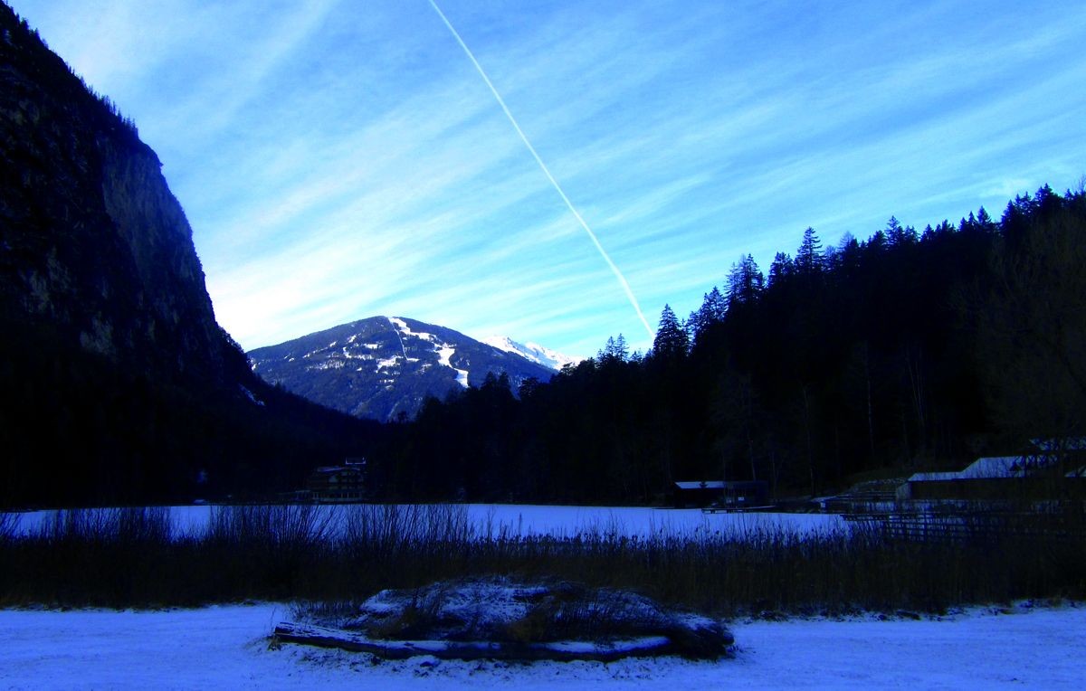Zugefrorener Tristachersee mit Lienzer Skigebiet im Hintergrund