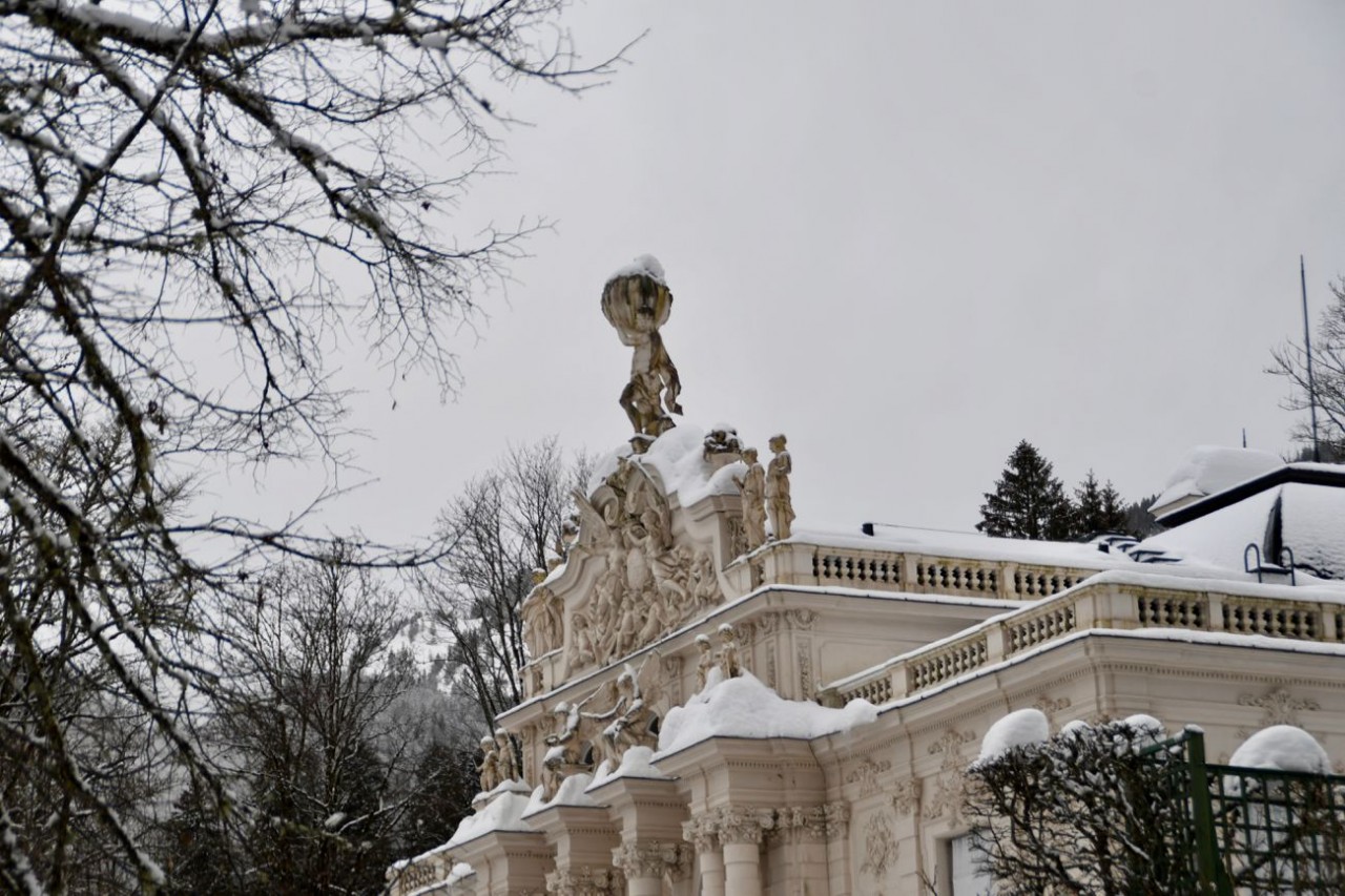 Verschneites Dach von Schloss Linderhof